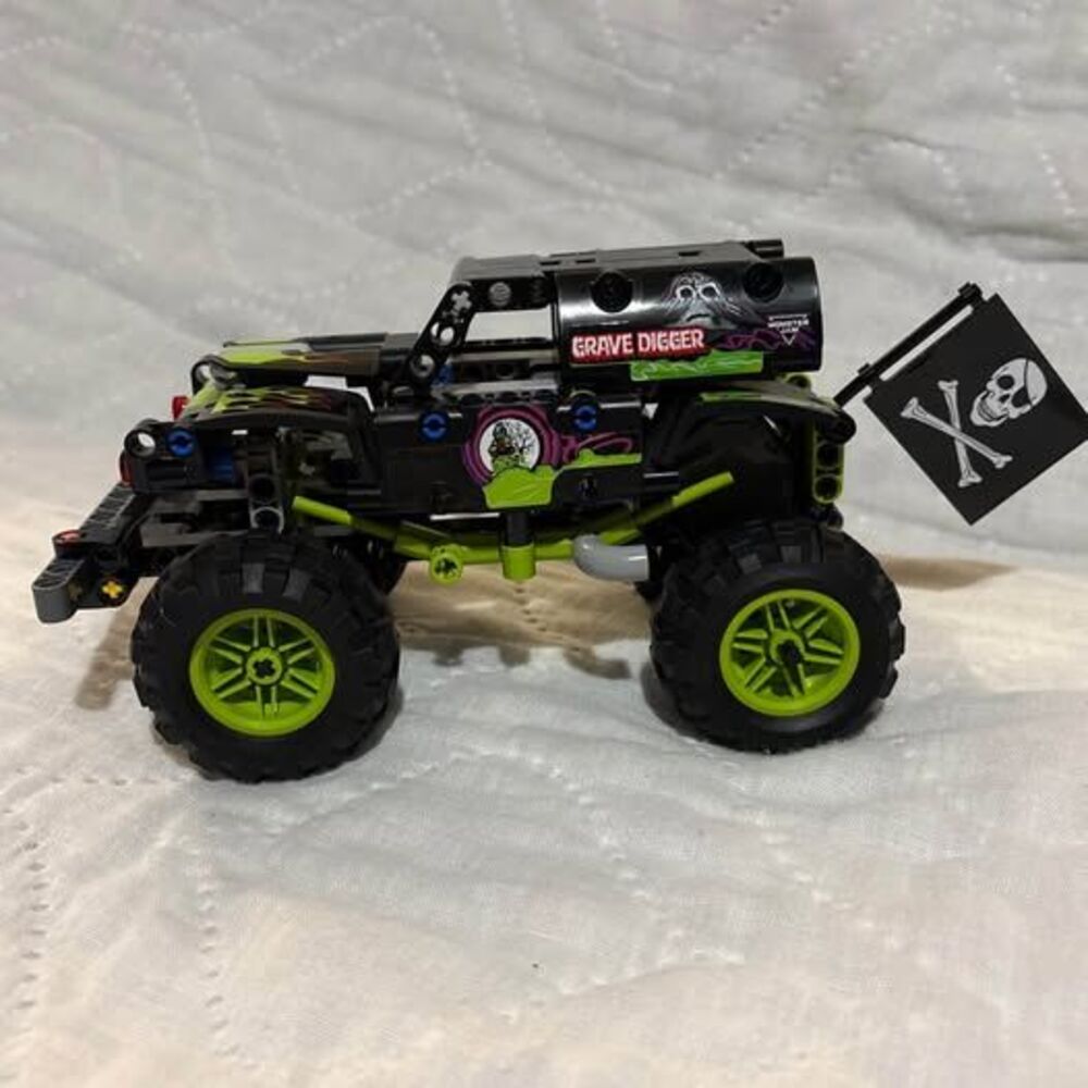 MEGA Construx Monster Jam Grave Digger pull-back building set (around 260 piece